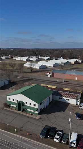 📍 1121 Lincoln Avenue, Sauk Rapids, MN 56379 💰 $649,900 📐 ~8,000 SF | 0.52 Acres Well-located office/warehouse property with easy access to Hwy 10 & Hwy 23, offering a functional layout for a variety of business operations. Features: 🏢 ~1,900 SF office space 🏗 ~6,100 SF warehouse/production area (mostly heated) 🚗 0.52-acre site with room for parking & operations 📍 Convenient Sauk Rapids location with strong accessibility 📈 Ideal for contractor, service, or light industrial use 📲 Tag som