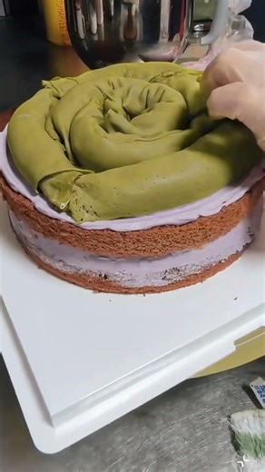 Effortless Cake Setting | Simply Adorable Layered Cake With Minimal Decorations #cake