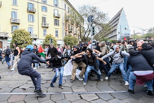 Corteo pro Palestina a Milano: scritta “spara a Giorgia” su vetrina, bloccati 10 manifestanti