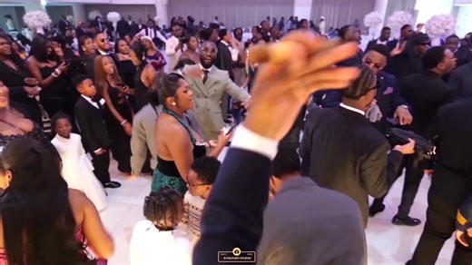 Vidéos de Photographe Mariage 🇲🇫🇨🇩 (@r.factory.studio) avec son original - Photographe Mariage 🇲🇫🇨🇩