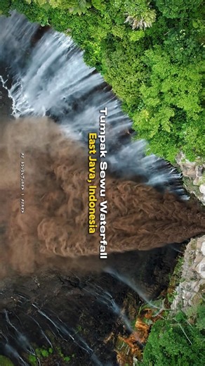 Tumpak Sewu one of most famous waterfall in East Java. But not everyone can see the reality during Wet session. Water from the upstream from Mount Semeru. Fenomena Kepala Air, East Java Trip 4D3N @as.adventurex will cover this majestic place. Come join us, explore more! @as.adventurex @DJI Osmo #asrexindonesia #asrexbromo #asrexmalaysia