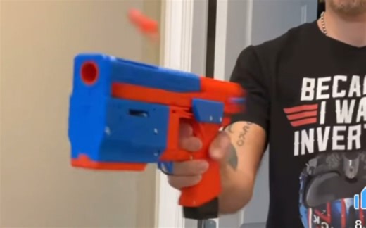 油管Nerf玩家【MacDannyGun】把玩Shellington Flypoint抛壳飞轮手仓