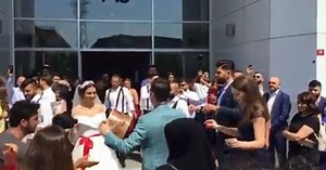 Mesut Özil, Amine Gülşe'yi baba evinden davul-zurnayla çıkardı - Magazin haberleri