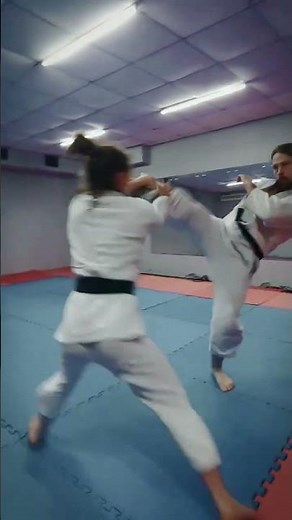 AIKIDO Technique vs KARATE Kick