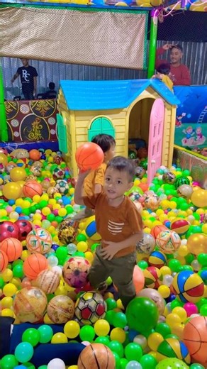 Lempar bola orens di depan rumah mini jendelah hijau wahana mandi bola