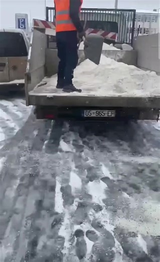 🧂 Ferizaj, 2026 — aty ku dimri luftohet me lopatë, tenderi me letra, e propaganda me kamera. Pamjet e ditëve të fundit na prezantojnë një “inovacion” që s’e ka as Zvicra: shpërndarje kripë me dorë nga kamioni në lëvizje. Dhe jo fshehurazi — por me krenari, me foto, me video, me gjithë ceremoninë. Sikur po prezantohet ndonjë pajisje e NASA‑s, jo një lopatë e vjetër. Në dokumente flitet për “pajisje adekuate për mirëmbajtje dimërore”. Në terren shohim punëtorë të varur pas kamionit, duke hedhur k