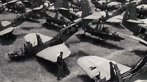 实拍二战后美军“飞机坟场”，上百架功勋战机就扔荒地上