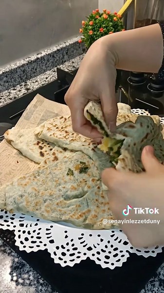 Gözleme sevenler buyursun 🥰🥰 Malzemeler 2 su bardağı su 5 su bardağı un 1 çay kaşığı kuru maya 1 tatlı kaşığı tuz İç harcı 1 büyük bağ ıspanak 1 adet kuru soğan 1 tatlı kaşığı biber salçası Yarım çay bardağı zeytinyağı Yarım çay kaşığı karabiber Tuz Kaşarlı için Kaşar peyniri rendesi Sucuk Sizler istediğiniz iç harcı kullanabilirsiniz Hazırlanışı Uygun kaba un hariç diğer malzemeleri ekleyip karıştırın unu kontrolü şekilde ekleyerek yumuşak hamur yoğrulur.15 dk dinlemeye bırakalım. Uygun tavay