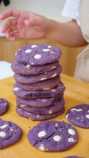 76K views · 1.1K reactions | Ube ube and more ube recipes pa bestfriend!  Ube Cookies w/ White Chocolatw Chips Recipe: 140g Butter, room temp 80g White Sugar 100g Brown Sugar 1 1/2 L Eggs, room temp (75g) 1 tsp Vanilla Extract 200g Ube Jam/Paste/Halaya 1 tbsp Vanilla Extract 250g APFlour 4g Baking Soda Pinch of Salt 250g White Chocolate Chips Baked for 180C/350F preheated oven for 12-15minutes. I’m using a convection oven, top & bottom heat. Fan on. Enjoy!  | Foodie Fred | Facebook