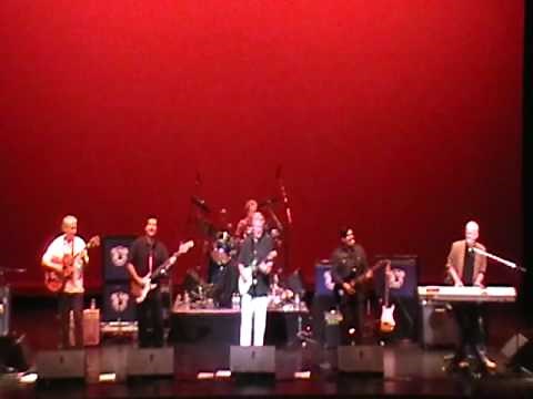 "Jan & Dean Beach Party! Featuring Dean Torrence" performs "Ride the Wild Surf"