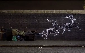 英国涂鸦艺术家班克斯(Banksy)在珠宝区(Jewellery Quarter)的一面砖墙画上了两只起飞的驯鹿，搭配上人行道的长椅，就像圣诞老人的驯鹿雪橇一样