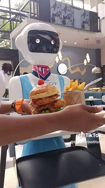 How should waiters feel about this? #bonjourinstitute #kenyantiktok #robotcafe #learnfrenchonline🇫🇷 #frenchdistancelearning #frenchclassesonline #frenchisfun