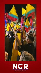 🚨#ÚLTIMOMOMENTO Todos la agarraron en contra del presidente Chaves. ¡Vea el video completo de lo que pasó aquí! 🎥😳👇 https://ncrnoticias.com/politica/fuera-chaves-asi-arranco-el-evento-se-busca-presidente-con-protestas-antes-del-debate/ | NCR - Noticias Costa Rica