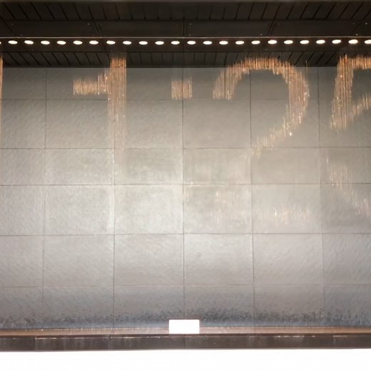 Each droplet is used as a pixel on this water clock at Osaka train station in Japan 🕐🤯 | UNILAD Tech