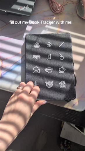 do you guys track your books any specific way? I have been doing this book tracker and best book bracket for two years and love how it gives a fun overview of my reading! #booktracker #books #bulletjournaling #readerthings #julywrapup