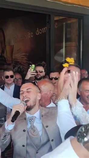 MORAM I JA JEDNU OTPJEVATI 🥂🎤 #podradusomrodilamemajka #jakov #jakovjuricevic #live #viral #foryou #fypシ #videoviral #fyp #fy #tiktok #svatovi #wedding