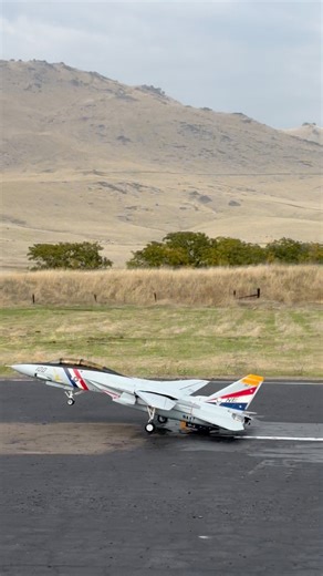 Take Off, F14 Tomcat, Skymaster 1:7.5 scale. California Jets 2025! #rc #rcsquadron #rcjet #jets #aviation #aviationlovers #avaitiongeek #turbinejets #turbine #airshow #airshow2025 #jetrally #californiajets #pegfield #modelairplane #f14tomcat #skymaster #topgun #aviationphotography #militaryaviation | RC Squadron