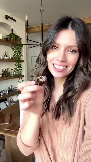 ALMOND JOY DATE BITES ✨ Medjool dates filled with coconut yogurt, creamy almond butter, and coated in dark chocolate topped with shredded coconut, flaky salt, and chopped almonds, these date bites are gluten-free, dairy-free, vegan, and SO good. They’re the perfect sweet treat for when you’re craving almond joys! Here’s the easy recipe (SAVE FOLLOW @jar.of.lemons): ⠀⠀⠀⠀⠀⠀⠀⠀⠀ ▢ 12 large Medjool dates ▢ 1/3 cup creamy vanilla coconut yogurt (about 1-2 teaspoons per date) ▢ 3 Tablespoons creamy alm