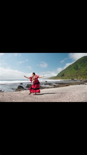 🎥✨ Uvea (Wallis) et Futuna à travers les yeux de Moemoana Schwenke. Un regard unique, une expérience humaine, une émotion authentique.🌴💛 (📸wftourisme / collab with @arranrogers) #wftourisme #uveamofutuna #WallisetFutuna #pacificislands | Wallis & Futuna Tourisme