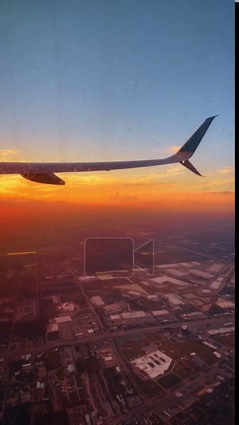 Aerial view from airplane window at sunset over city. Airplane winglet over urban landscape and grid during golden hour in Florida, USA Stock Video Footage - Alamy