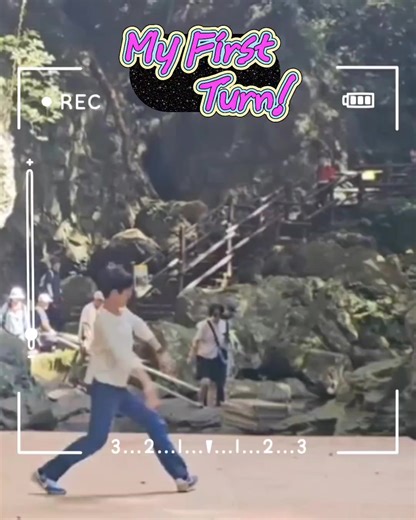 Zelda Park 박언영 on Instagram: "내 #생애최초 성공한 턴! 😆 김연아 선수의 그 대단한 #트리플액셀 도 이런 원리로 도는구나! 늘 공중에서 한 번 턴해 보고 싶었는데, #제주 #안덕계곡 에서 자연스럽게 나왔다. 최근 겪은 나의 Total Reset. 얼핏 완전 파괴지만, 그 결과 공중을 돌 수 있을만큼 가벼워졌나보다. ㅎㅎ 봄날님과 안덕계곡 가니, 우리를 위해 무대가 막 만들어진 상태! (우리 도착과 동시에 완성.😃) 겁날 정도로, "오, 하늘이시여!"🙏🌿❣️😆 봄날님과 춤추고, 또 혼자 추는 걸 찍어 주시고. 깊고 따뜻하고 너른 품으로, 최근 파괴 겪어내느라 위축된 내게서 춤을 끌어내 주신다. 향기로운 마중물🙏🌿✨️ 사회에서 존경 많이 받는 분이지만, 저는 마음속으론 #친구 가 되고 싶네요. ㅎ 인연에 감사드립니다.💕 私の 人生で初めて成功したターン!😆 キム・ヨナ選手のあのすごい #トリプルアクセル もこんな原理で回るんだ! いつも空中で一度ターンしてみた