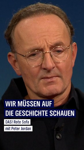 Vergessen wir mit der Zeit die grausamen Taten in der Zeit des Nationalsozialismus? Schauspieler Peter Jordan verrät, dass es auch in Zeiten seines Lebens Abschnitte gab, in denen das Thema weniger präsent im Hinterkopf war. Das ganze Gespräch mit dem 58-Jährigen auf dem Roten Sofa: https://1.ard.de/DAS!_Rote_Sofa_mit_Peter_Jordan | NDR Fernsehen