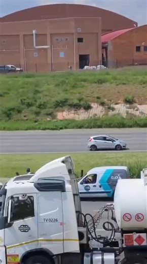 N12 near Nasrec, direction Soweto JHB is closed to traffic. Gauteng police & private security had a gun battle with armed robbers. It’s believed three suspects have been shot dead. Others wounded. The gang is linked to courier robberies. A victim taken hostage was freed. | Dennyboy Madiro