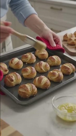 Authentic German Garlic Butter Pretzel Bites | Easy 20-Second Recipe .