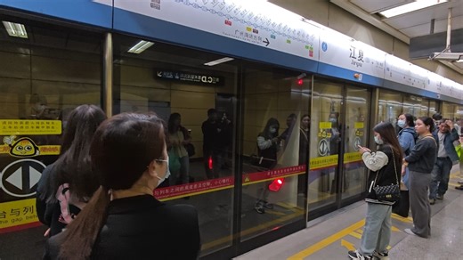 广州地铁2号线未对准屏蔽门 直接跑路过程