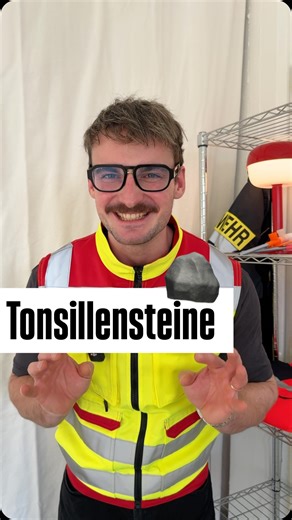 Leo | Der Typ mit dem Schnauzer 👨🏻‍🚒 on Instagram: "😳 WAS IST DAS??? Tonsillensteine (Mandelsteine) sind kleine, weiß-gelbliche Ablagerungen in den Krypten der Gaumenmandeln. Sie bestehen aus Zellresten, Bakterien und Speiserückständen, die sich dort festsetzen können. Sie sind harmlos und nicht gefährlich, auch wenn sie unangenehm riechen oder ein Fremdkörpergefühl verursachen. In der Regel sind sie kein Zeichen für eine ernste Erkrankung. Gute Mundhygiene, ausreichend Flüssigkeit und regel