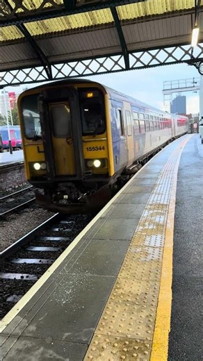 Class 155 Northern Train arrives at Hull Paragon #naturalsounds #class155 #hull #northernrail