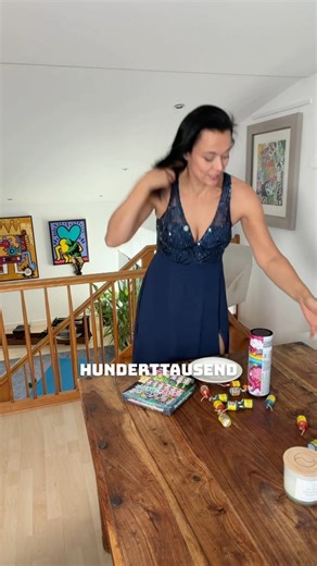 Yvonne de Bark on Instagram: "Boomer sind zu alt für Social Media? Frag meine 100.000 Follower auf Instagram! “Oh no, Großmutter gibt Tipps” Das war ein Kommentar auf eines meiner Videos auf Social Media. Ich bin kurz vor Boomer. Und ich mache Videos für Social Media. Darf ich das? Ja, ich darf das. Und du auch. Wir alle dürfen das. Ich mache das im Moment mit 20 Teilnehmern in meinem geschlossenen Mitgliederbereich. Ich nenne ihn liebevoll den “Yvonne Club”. Und das spannende ist: Da sind alle 