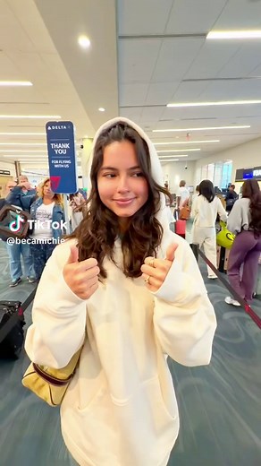 Travel with me to VACATIONNNN🥹✈️✨ 8 hour travel day meant I needed my @Summer Fridays and a lot of patience 🧘‍♀️hahaha add