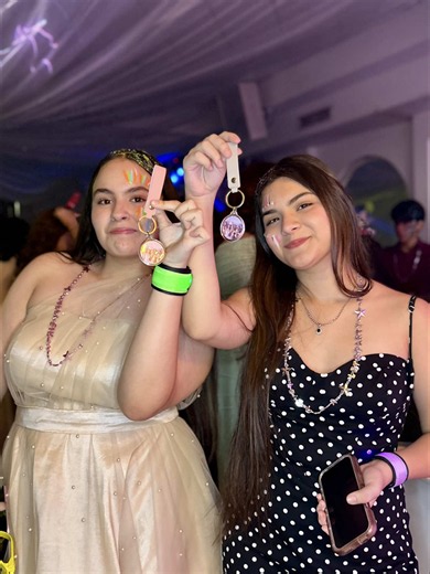 Por fin un recuerdo de evento que SÍ vas a usar todos los días 🔑📸✨ Foto linda llavero al instante = invitados felices. ⁠#estaciondellaveros ⁠ ⁠#cabinadefotos ⁠ ⁠#photobooth ⁠ ⁠#culiacan ⁠#keychainstation