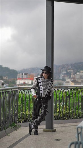 2.6M views · 63K reactions | MJ joins the Vogue Challenge 露 #michaeljackson #vogue #voguechallenge #modeling | Daryl Jackson | Facebook