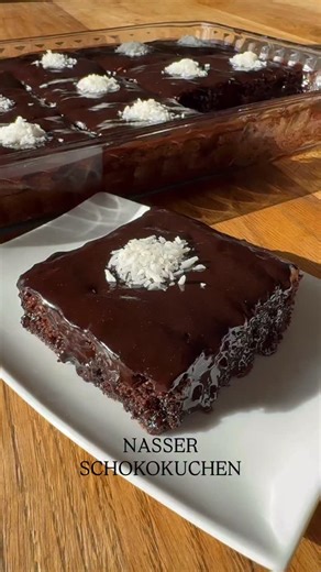 ✨NASSER SCHOKOKUCHEN✨ Zutaten: 3 Eier 180 g Zucker 200 ml Milch 100 ml pflanzliche Öl 50 g Kakaopulver 150 g Mehl 1 Päckchen Backpulver Für die Schoko Soße 300 ml Milch 100 g Zucker 100 ml pflanzliche Öl 50 g Kakaopulver Zubereitung Ofen vorheizen auf 180 °C Ober-/Unterhitze. Eier und Zucker in einer Schüssel schaumig schlagen Milch und Öl nach und nach unterrühren. Backpulver, Kakao und Mehl dazugeben und vorsichtig unterrühren. Den Teig in eine gefettete Backform geben. Im vorgeheizten Ofen ca