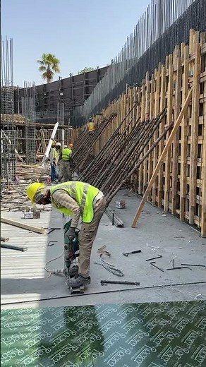 Formwork retaining wall in plywood system