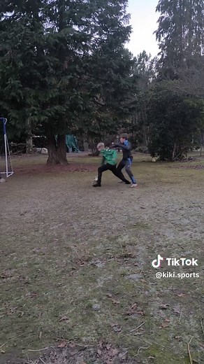 Kiki frappe fort au foot : triche ou pas ?