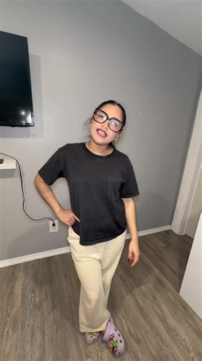 Last day of the hand stand challenge I will be back with new updates when I have them 😂 #handstandchallenge #handstandpractice #handstand #bbrendaestrada #fyp