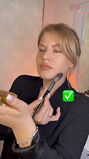 Mastering Compact Makeup Application Techniques