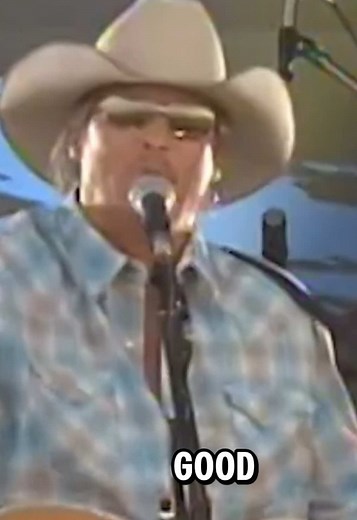 Boats, water, loud country music… Alan Jackson performing Good Time at Aquapalooza feels like peak summertime country energy. Does anybody do summer songs better? #AlanJackson #GoodTime #CountryMusic #90sCountry #Summertime