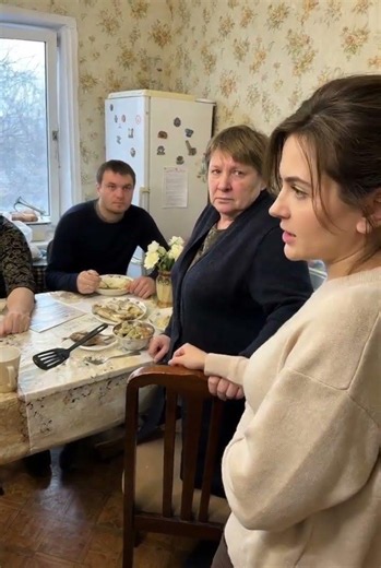 Вы бы хоть заранее предупреждали, когда собираетесь зайти. Мы, между прочим, отдыхаем. Всё-таки