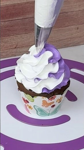 🍦 This Cupcake Looks EXACTLY Like Soft Serve Ice Cream — Easy Piping Technique