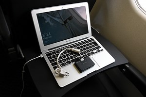 全席ユニバーサルAC電源装備のJ-AIR新型機「エンブラエル 190型機」で充電遊覧飛行