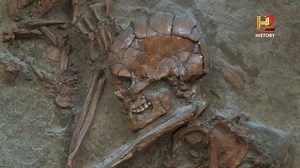 1.3M views · 38K reactions | #ElADNDeJesus Aunque los evangelios difieren sobre la hora exacta del día, concuerdan que Jesús fue crucificado durante la fiesta judía de la Pascua. A pesar de que es poco probable que aún quede ADN de la muerte de Jesús en este sitio, Joe y George visitan a un antropólogo de la Universidad de Tel Aviv. El doctor podría poseer una de las reliquias auténticas de la crucifixión de Jesús. | HISTORY | Facebook