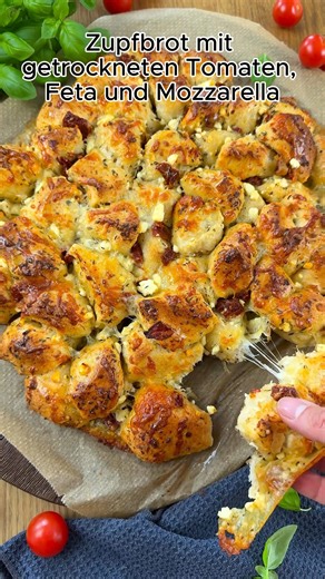 Zupfbrot mit getrockneten Tomaten, Feta & Mozzarella 🥖🍅🧀 Zum Rezept 👉 https://www.foodwerk-blog.de/zupfbrot-mit-getrockneten-tomaten-feta-und-mozzarella/ Alle Rezepte findest du auf meinem Blog 🌍 www.foodwerk-blog.de 🎉 Mein erstes Kochbuch ist da! 🎉 📚 80 Lieblingsrezepte – einfach, gelingssicher und voller Geschmack. ✨ Limitiert – nur solange der Vorrat reicht! 🛒 Nur im Online-Shop erhältlich: 👉 www.foodwerk.shop 📖 Hol dir dieses traumhafte Buch direkt nach Hause! | foodwerk.de