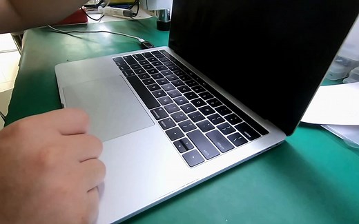 用2分钱的成本就能修好16-17款MacBook Pro开机“黑屏”通病故障