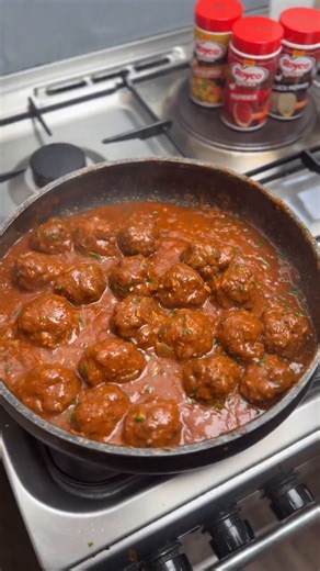 皆さん、こんにちは🇯🇵✨ナイジェリア式ミートボールの本気🔥ナイジェリア風ミートボールには何か特別なものがあります…濃厚でスパイシー、そして深い味わいのトマトソースにたっぷり浸かったミートボール。これはただの食べ物ではなく、心地よさ、家庭の味、そしてキッチンに漂う香りがみんなを自然と集める魔法のような料理です🍲✨ご飯と一緒に食べても、スパゲッティに乗せても、そのままポットから直で食べても（😅罪悪感なし）、絶対に外さない一品です。ここではシンプルだけど絶品のレシピをご紹介します：🧾 材料・牛ひき肉・玉ねぎ（みじん切り）・ニンニク・パン粉・パプリカ・黒胡椒・カレー粉＆ミックススパイス・トマトペースト・ミキサーで潰したトマト・味付けキューブ・トマト・生姜・ニンニクミックス（オプション）・パセリまたはチャイブ（飾り用）👨‍🍳 作り方1. ボウルに牛ひき肉、玉ねぎ、ニンニク、パン粉、パプリカ、黒胡椒、カレー粉、味付けキューブを入れてよく混ぜる。2. 小さなボール状に丸めておく。3. フライパンに油を熱し、トマトペーストを加え、色が濃くなるまで炒める（ここで味が決まる🔥）。4. ミ