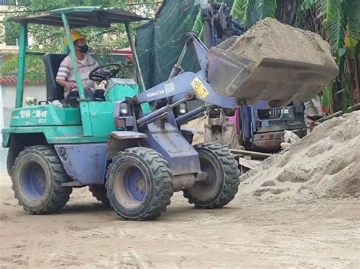 小松U70迷你轮式装载机工作