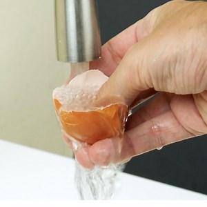 Don’t toss those food scraps just yet – there's plenty they can be used for! 🥡🍌👏 FULL TIPS & TRICKS: www.cleverly.me/8-food-waste-hacks | Cleverly